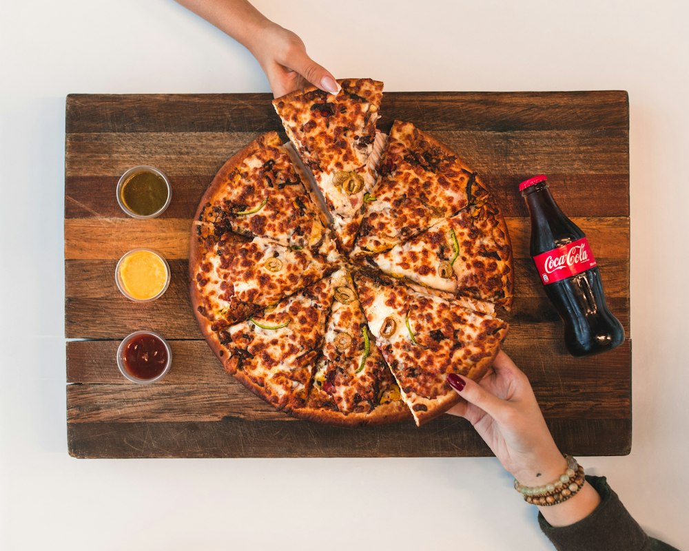 Pizza da condividere, appena tagliata